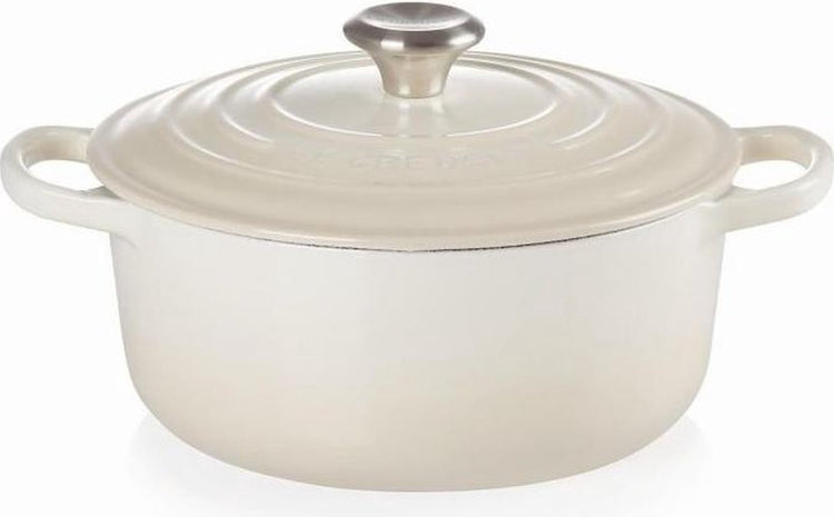 Casserole à meringue signature Le Creuset – ø 24 cm 4,2 litres – cocotte ronde classique en fonte – convient à toutes les sources de chaleur – revêtement émaillé subtile teinte meringue – pour mijoter, rôtir et présenter à table