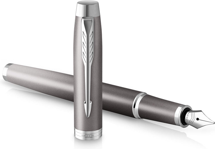 Parker j’écris un stylo plume de rituels | finition grise avec dégradé de couleurs et détails chromés | point moyen | encre bleue | avec coffret cadeau