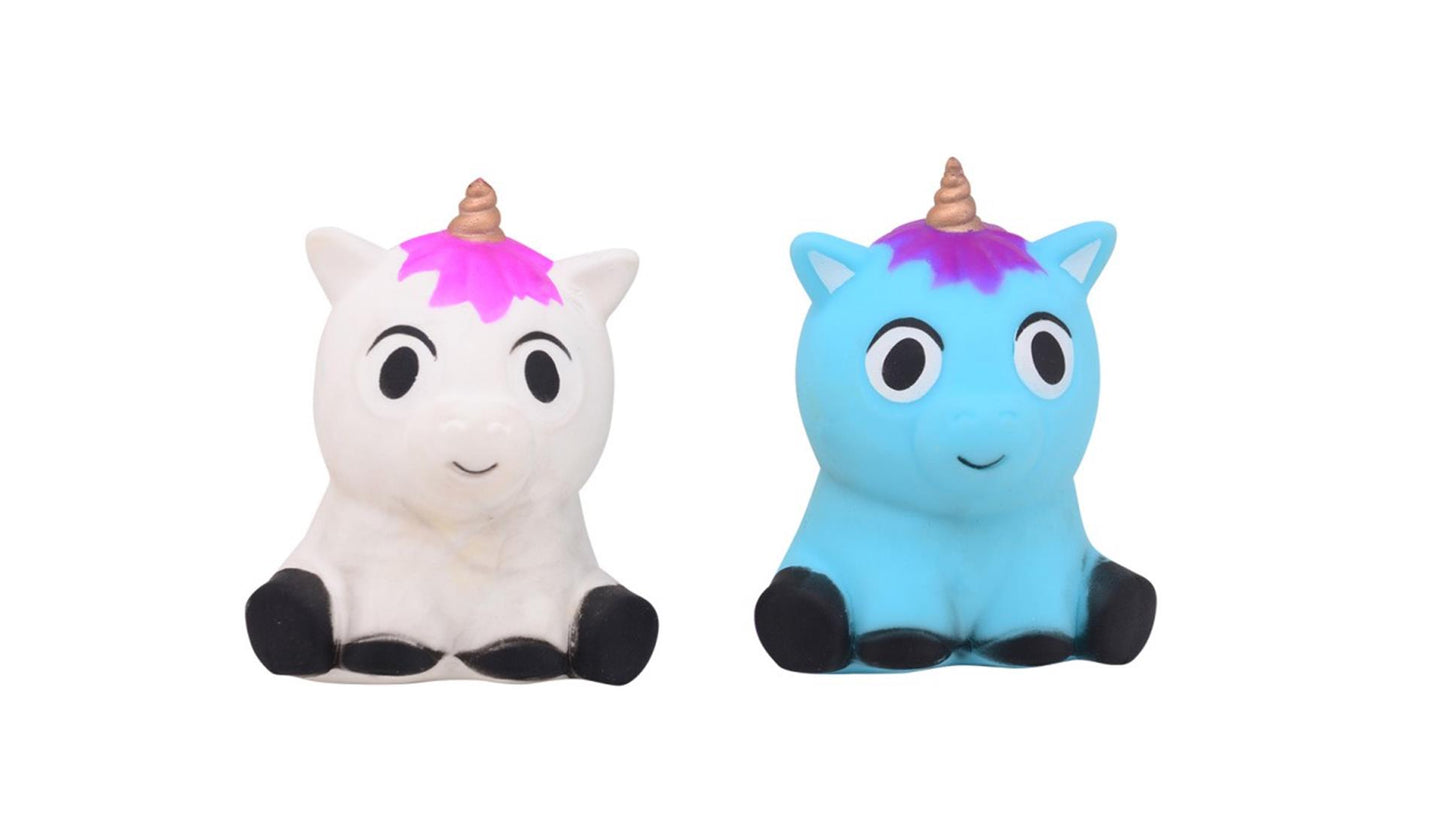 Johntoy serre la licorne
