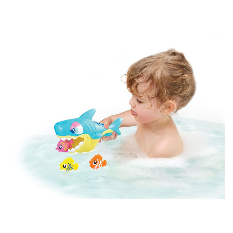 Requin de bain avec 3 poissons