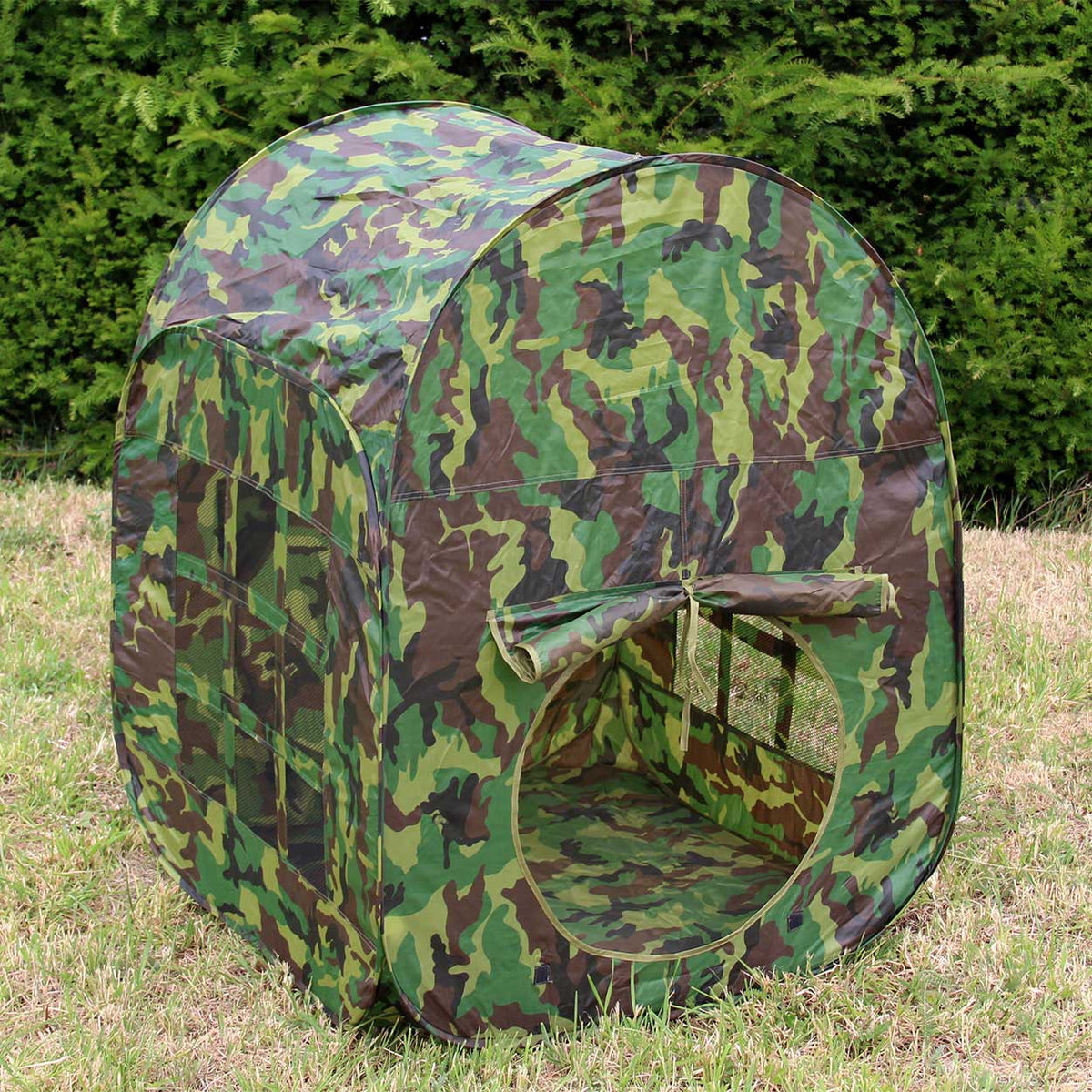 Jouer au camouflage de la tente