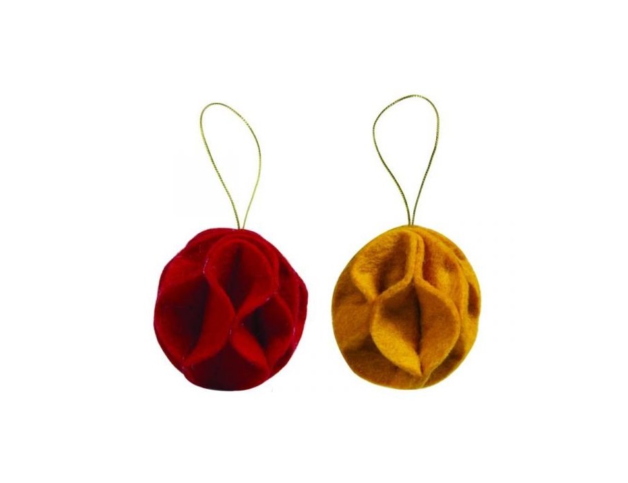 L'ornement de Noël bleu était rouge et jaune