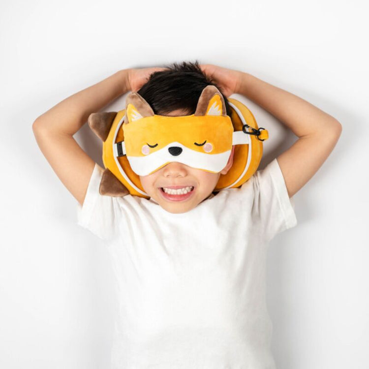RelaxEazzz Adoramals Finnick de Vos autour du Masque de sommeil du coussin de voyage