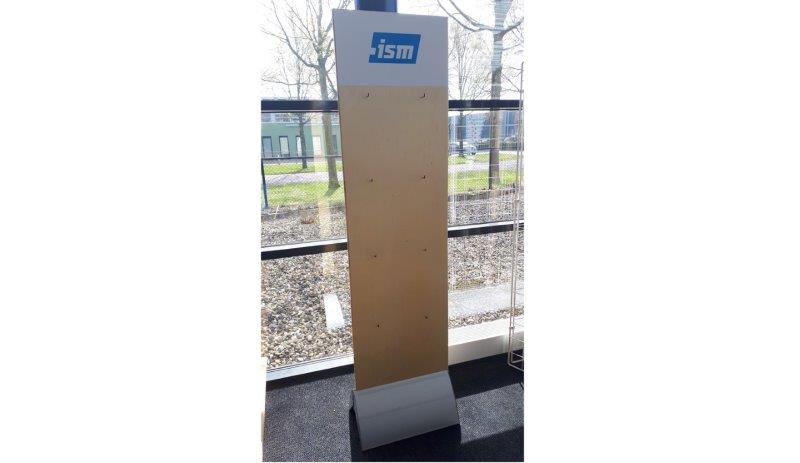 En collaboration avec VERV == Affichage en collaboration avec des selles avec un pied d'aluminium