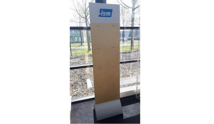 En collaboration avec VERV == Affichage en collaboration avec des selles avec un pied d'aluminium