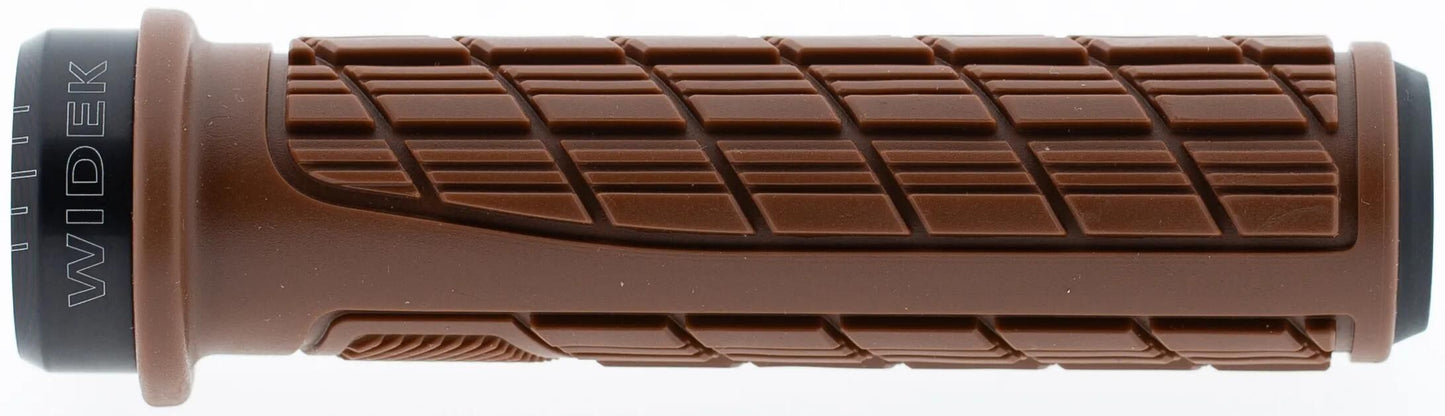 Widek manipule le rocher saisit le rocher marron