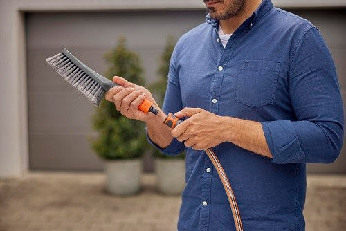 Gardena CleanSystem Hand Brush S Soft, avec une connexion de tuyau