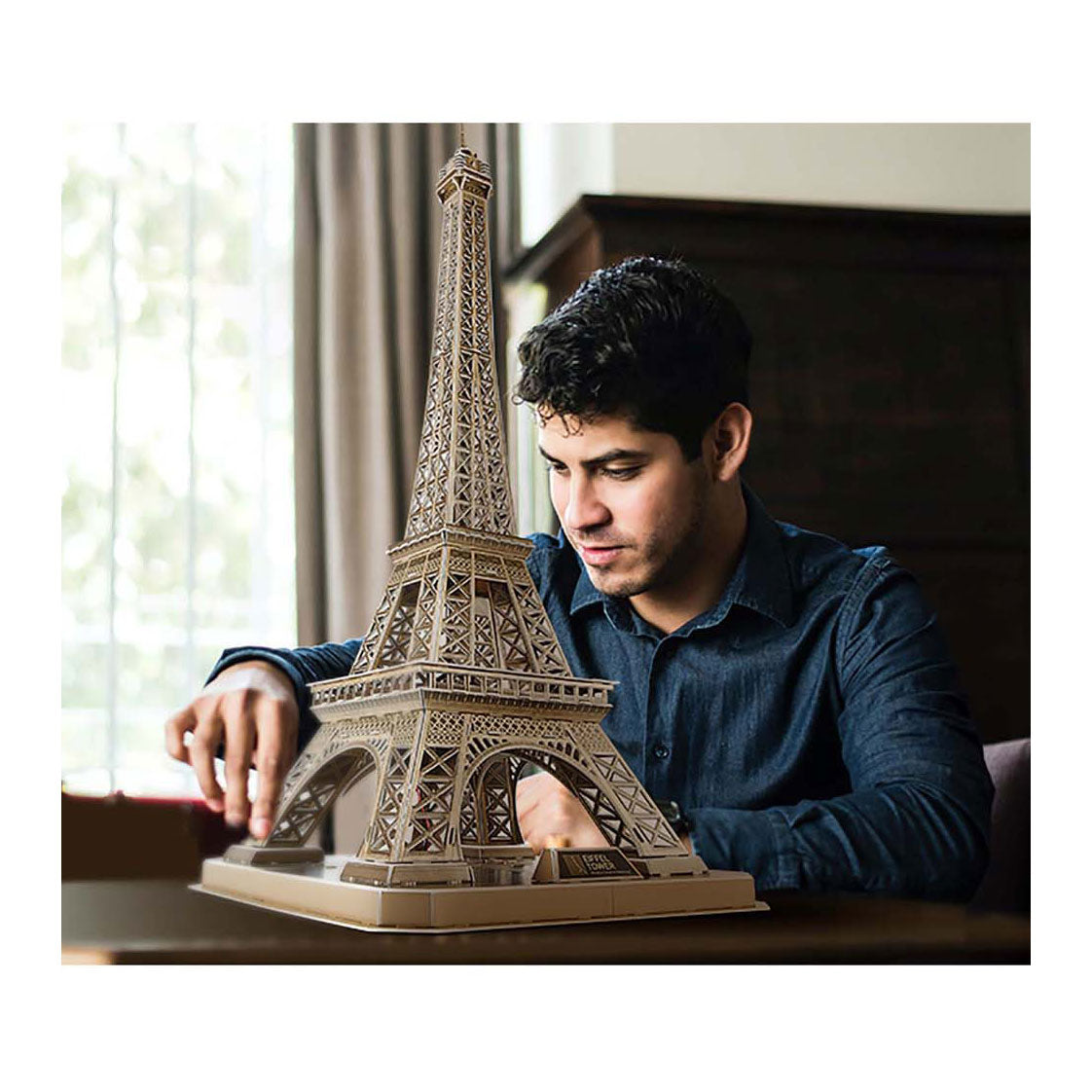 Tour Eiffel de puzzle de Fun Cubic Fun avec éclairage LED