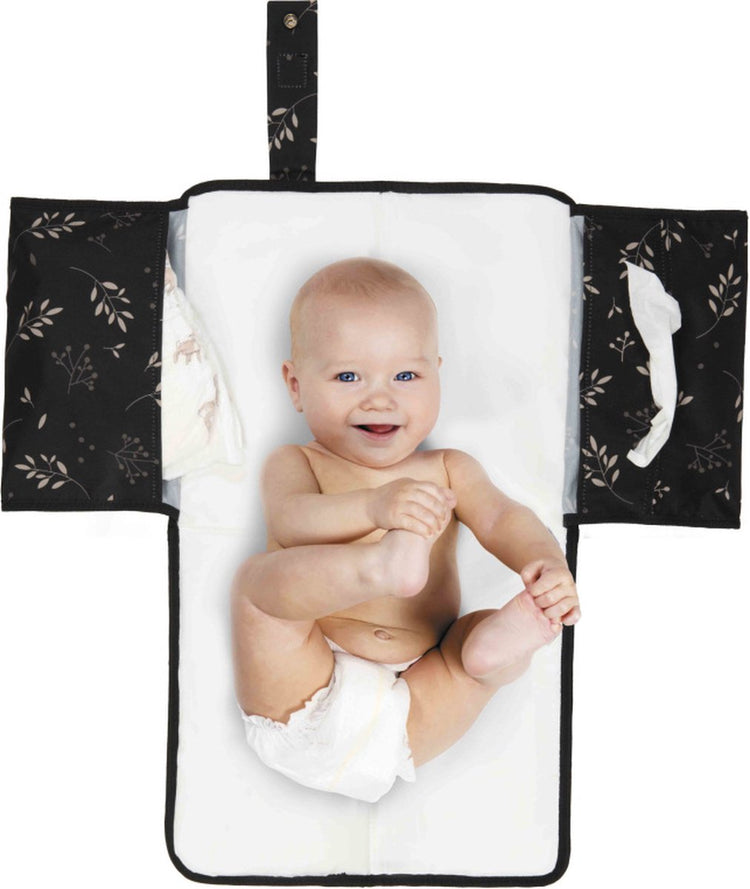 Sac à langer Dooky 3 en 1 – feuilles noires – matelas à langer compact pour les déplacements avec couches compartiments pour lingettes pour bébé – doux, élégant, facile à nettoyer