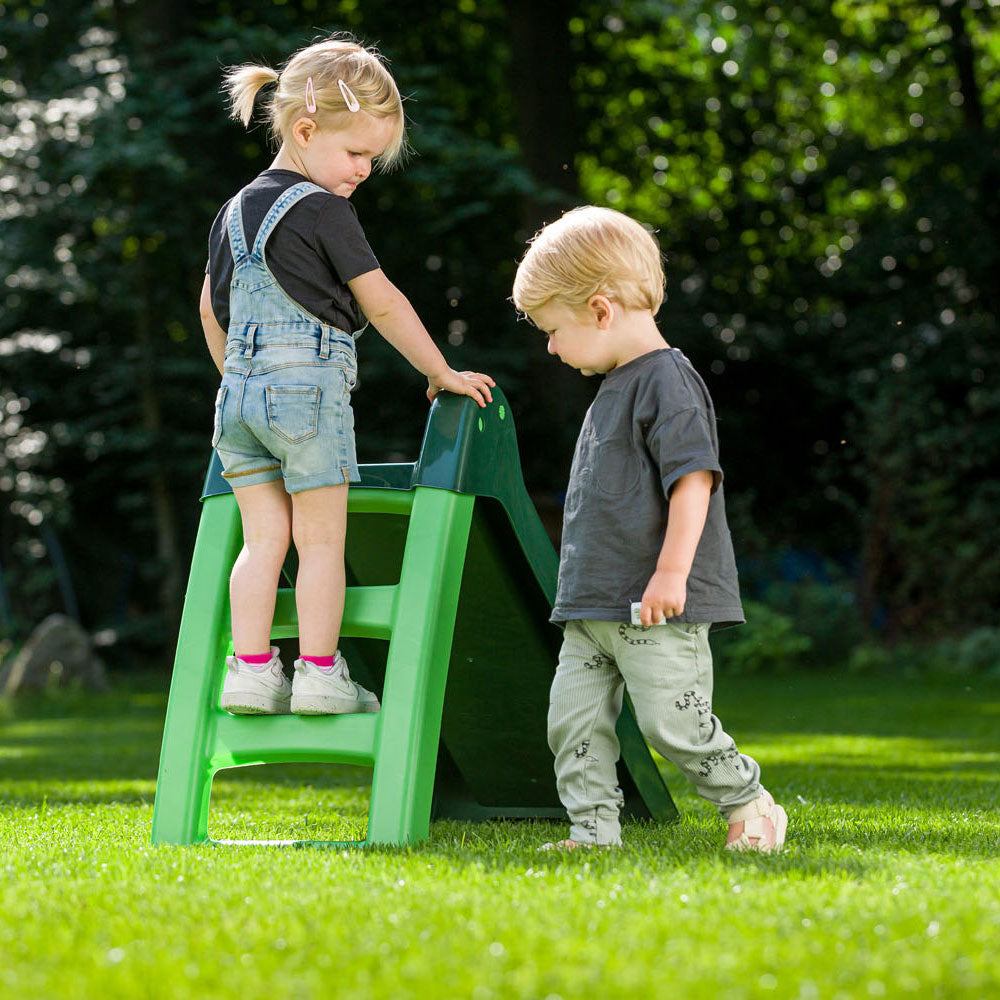 Glissement oscillant swing avec les escaliers verts