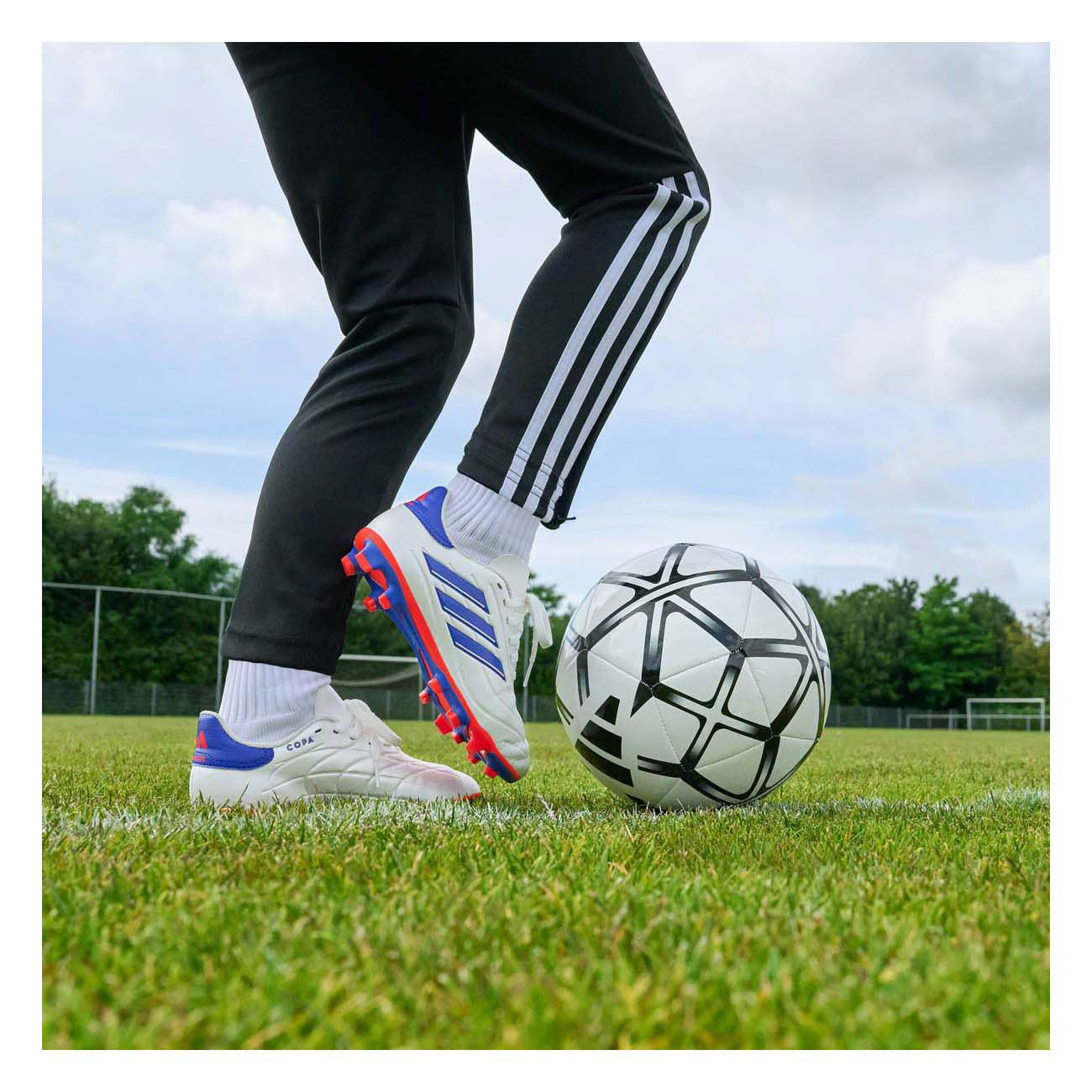 Le ballon de football adi starlancer - blanc noir