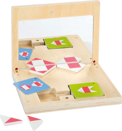 Jeu de symétrie en bois de petit pied avec éducation miroir