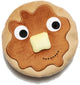 Kidrobot yummy pancake peluche moyenne - peluche douce avec détails brodés