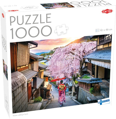 Femme tactique marchant à Kyoto – puzzle – 1000 pièces – rue japonaise traditionnelle – fleur de sakura atmosphérique – haute qualité scandinave