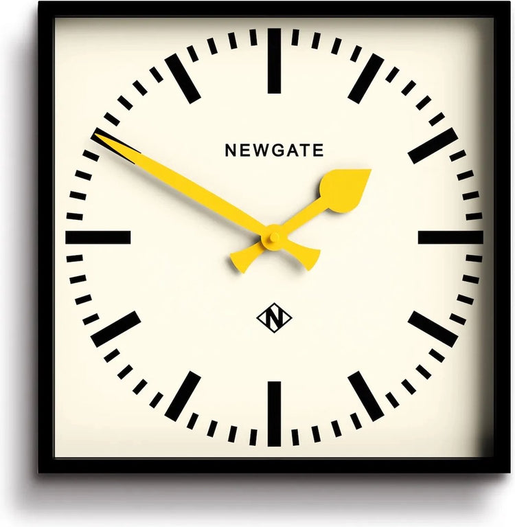 Newgate numéro cinq horloge murale jaune 33cm