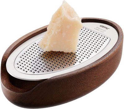 Râpe à parmesan Gefu Parmezo avec bac de récupération - Râpe à fromage en acier inoxydable aspect bois d'acacia