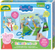 Lena Peppa Pig apprend à découper du carton de jeu éducatif.