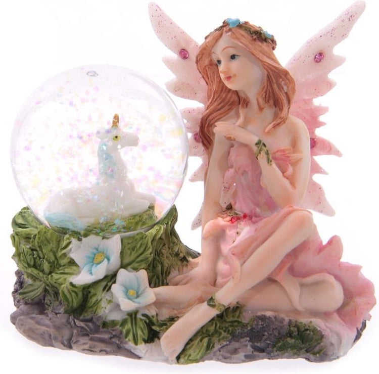 Fleur de fleur assise avec un globe de neige