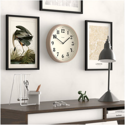 Horloge murale de théâtre Newgate numéro quatre - gris