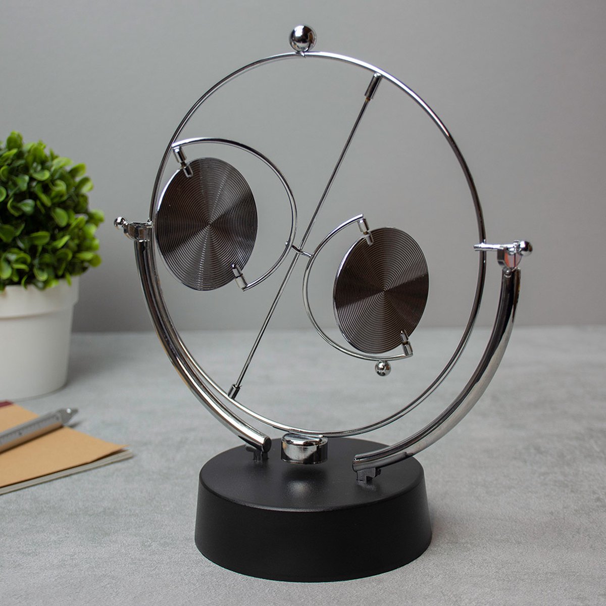 Red5 gadgets mouvement perpétuel - image ou figure décorative - mouvement perpétuel - effet chrome - décoration de bureau - physique