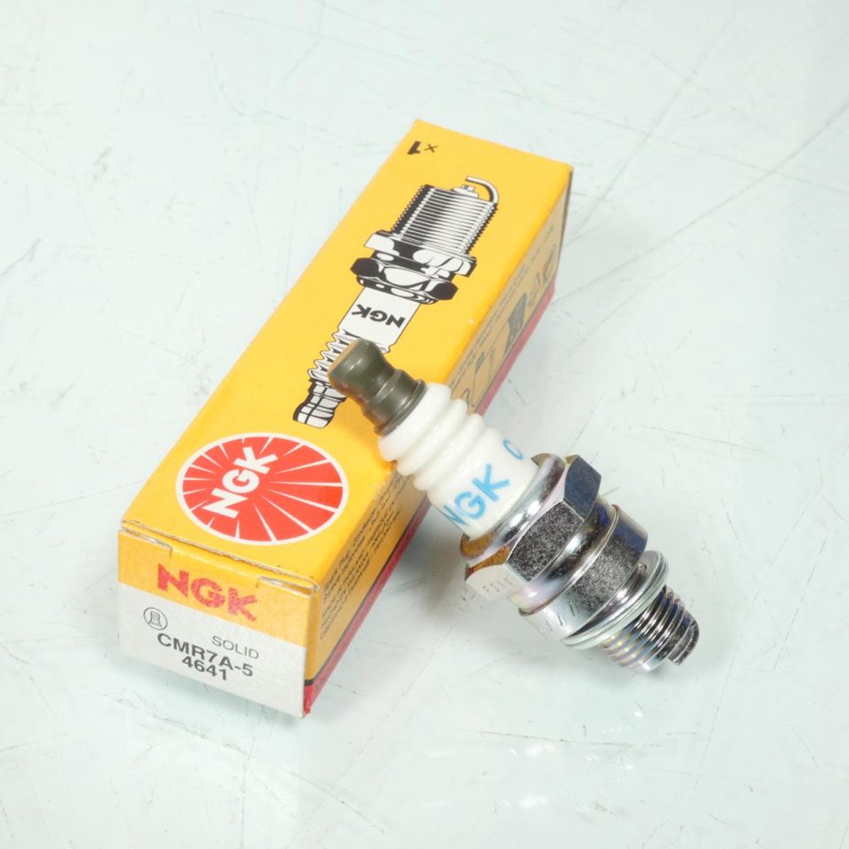 Bougie d'allumage Ngk pour voiture cmr7a-5 4641 neuve