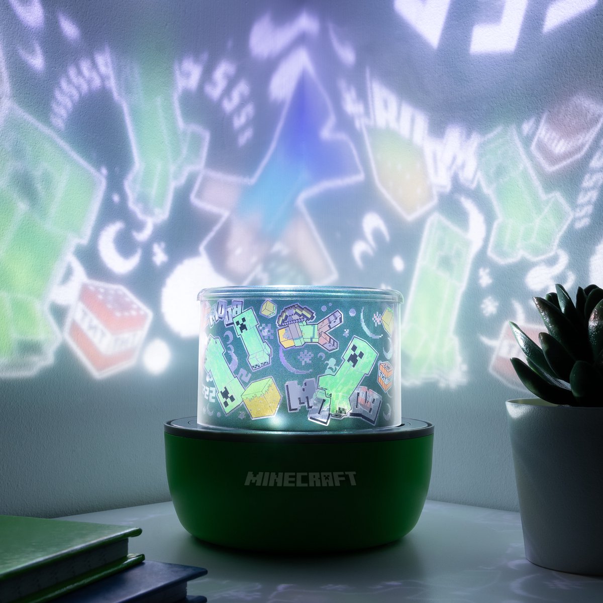 Paladone Minecraft Projection Light - Lampe de projecteur sous licence officielle avec 2 scènes, décoration murale et plafond -