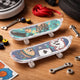 Eddy Toys Finger Skateboard Set 2 pièces - Finger Skateboard avec imprimés - Mini jouets de skateboard pour enfants - Jeu de touches avec des designs sympas - Plastique - 9,5 cm