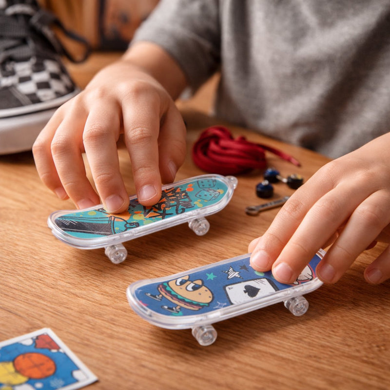 Eddy Toys Finger Skateboard Set 2 pièces - Finger Skateboard avec imprimés - Mini jouets de skateboard pour enfants - Jeu de touches avec des designs sympas - Plastique - 9,5 cm