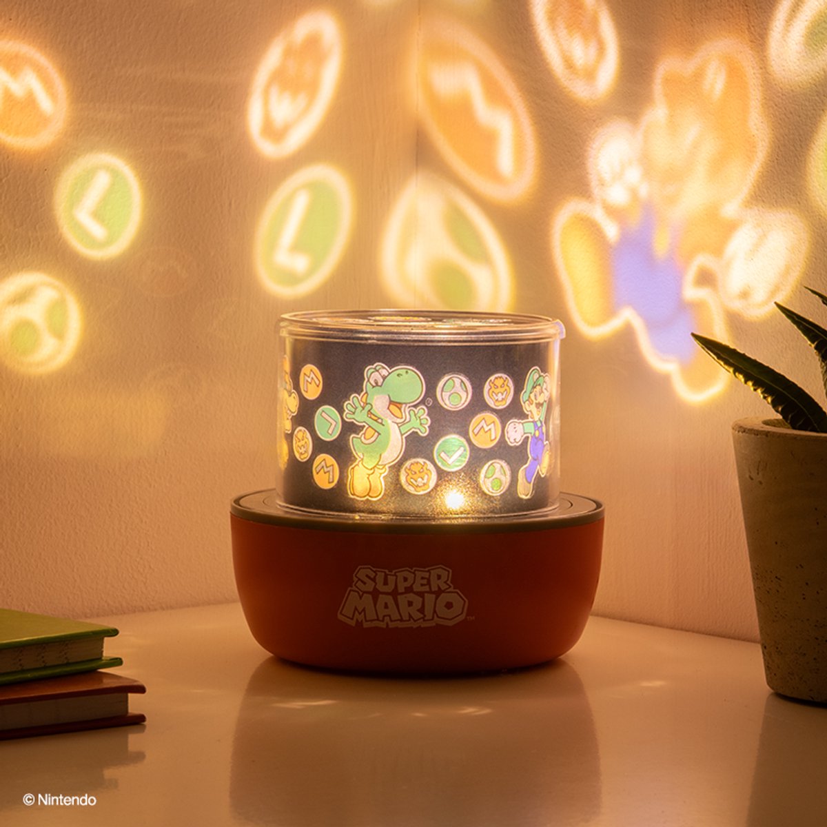 Paladone Super Mario Projection Light - Lampe de projecteur sous licence officielle Nintendo avec effets de couleurs de scènes interchangeables -
