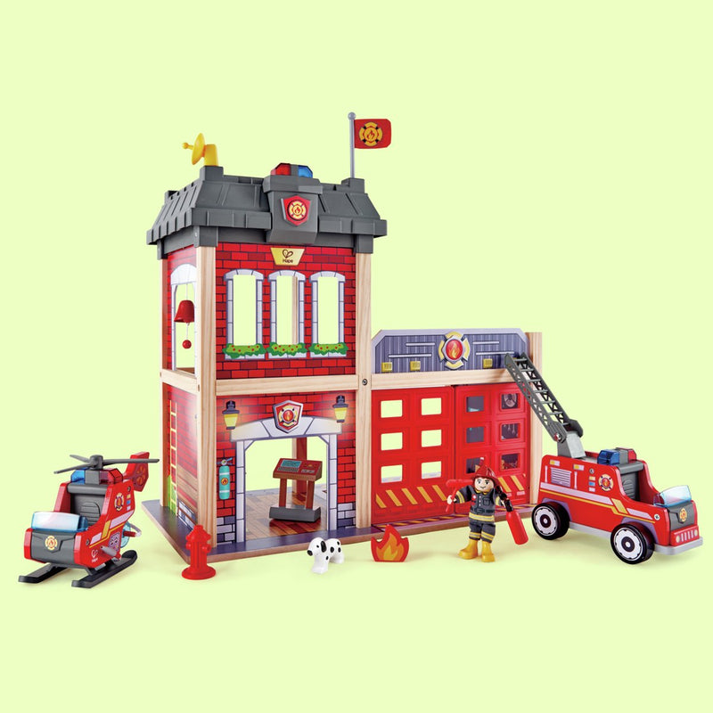 Coffret de jeu Hape caserne de pompiers avec camion de pompiers, hélicoptère et son et lumière - 13 pièces, à partir de 3 ans