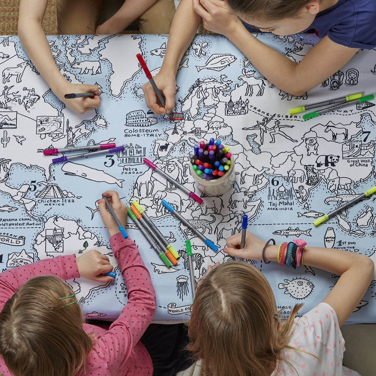 Nappe Eatsleepdoodle avec carte du monde