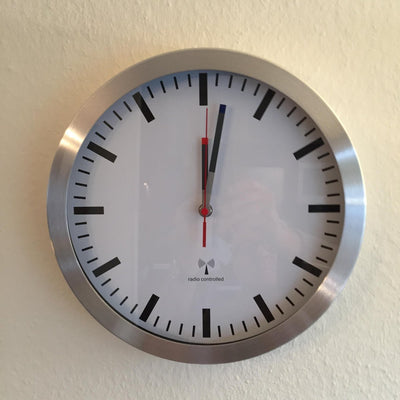Tfa dostmann 60.3528.02 horloge murale émetteur contrôlé 300 mm x 45 mm mouvement de traînée en aluminium (silencieux)