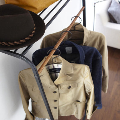 Porte-vêtements penché Yamazaki avec étagère - tour - noir