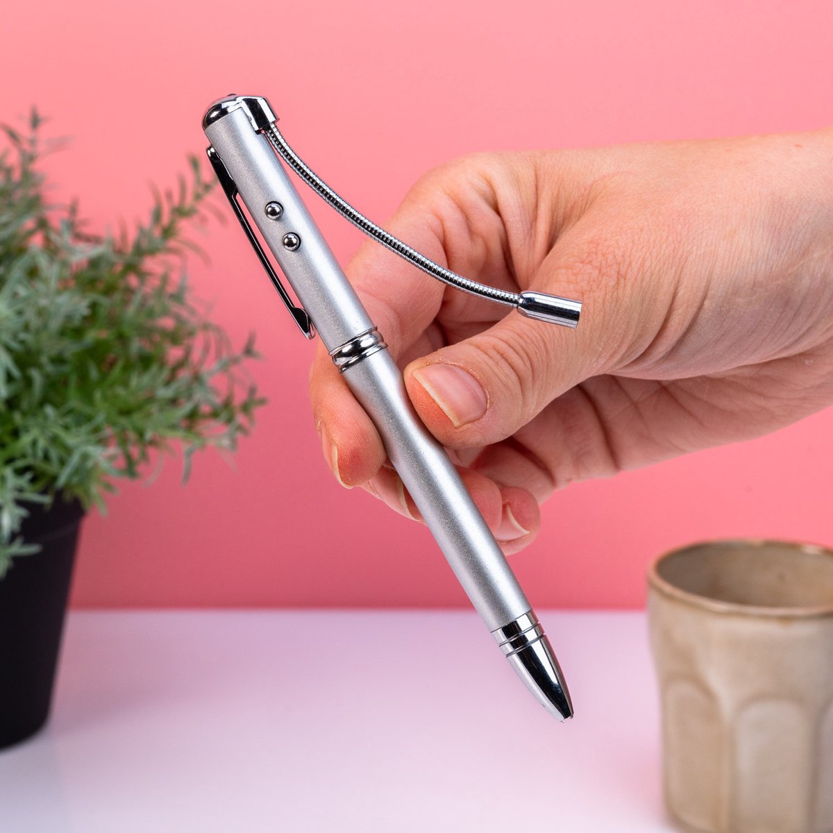 Stylo Kikkerland avec encre et éclairage invisibles