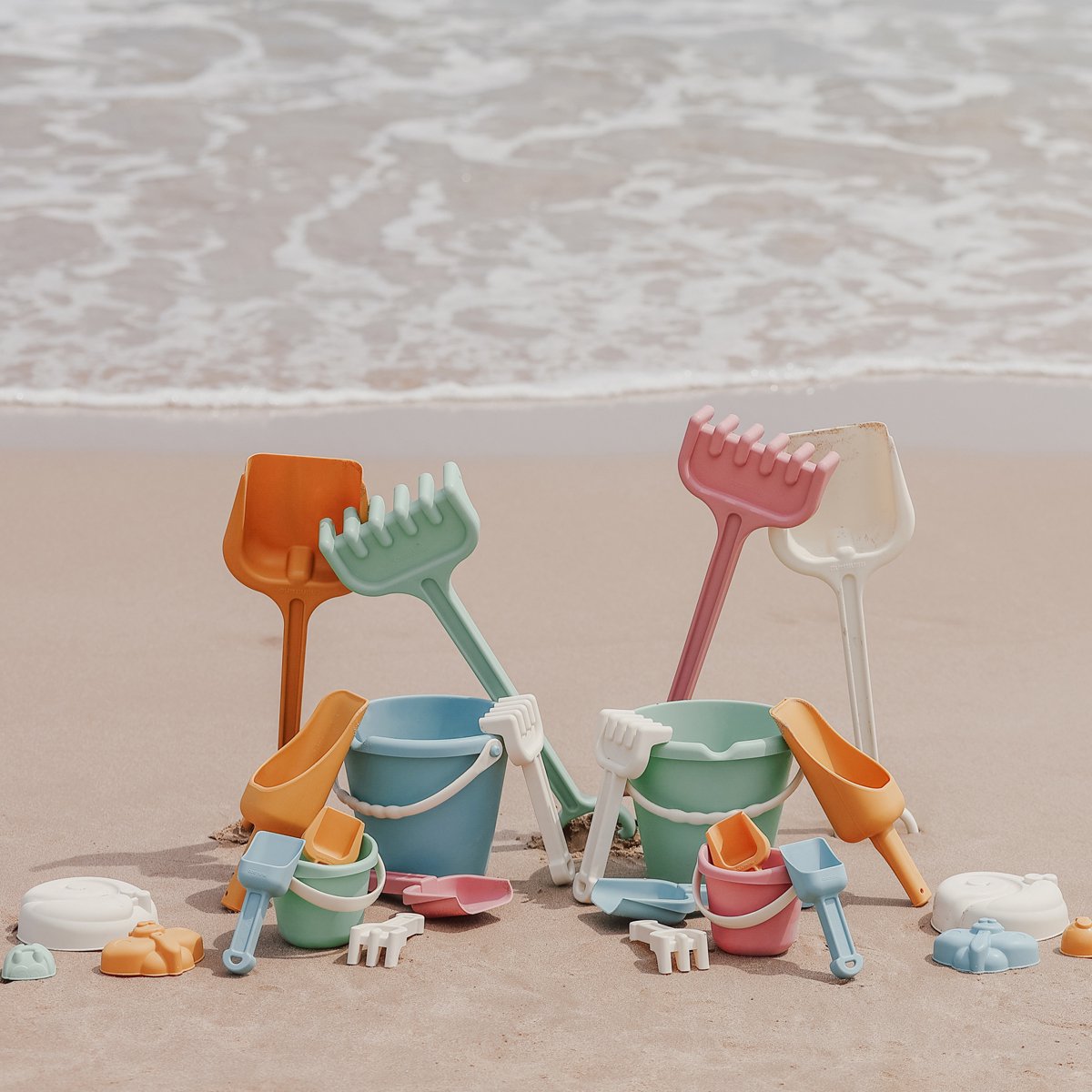 Miniland outdoor eco - ensemble de jeu de sable bébé - seau, pelle, râteau et pelle - vert - 18 mois