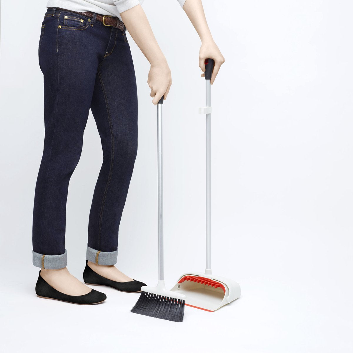 Balai et pelle Oxo Good Grips - debout