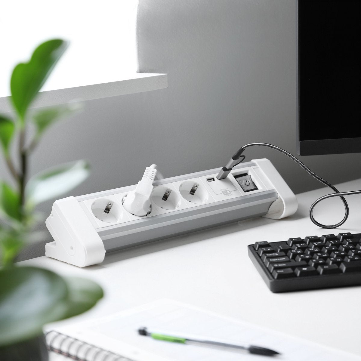 Multiprise Q-link - 4 prises - mise à la terre - USB A C - pour bureau - 3 x 1,5 mm² - 1,5 m - blanc gris