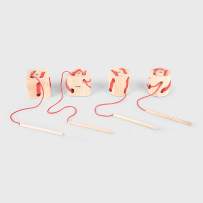 Tickit ® lot de 4 blocs d'enfilage en bois – jouets éducatifs pour la dextérité manuelle et la coordination – comprenant des lacets et des formes variées
