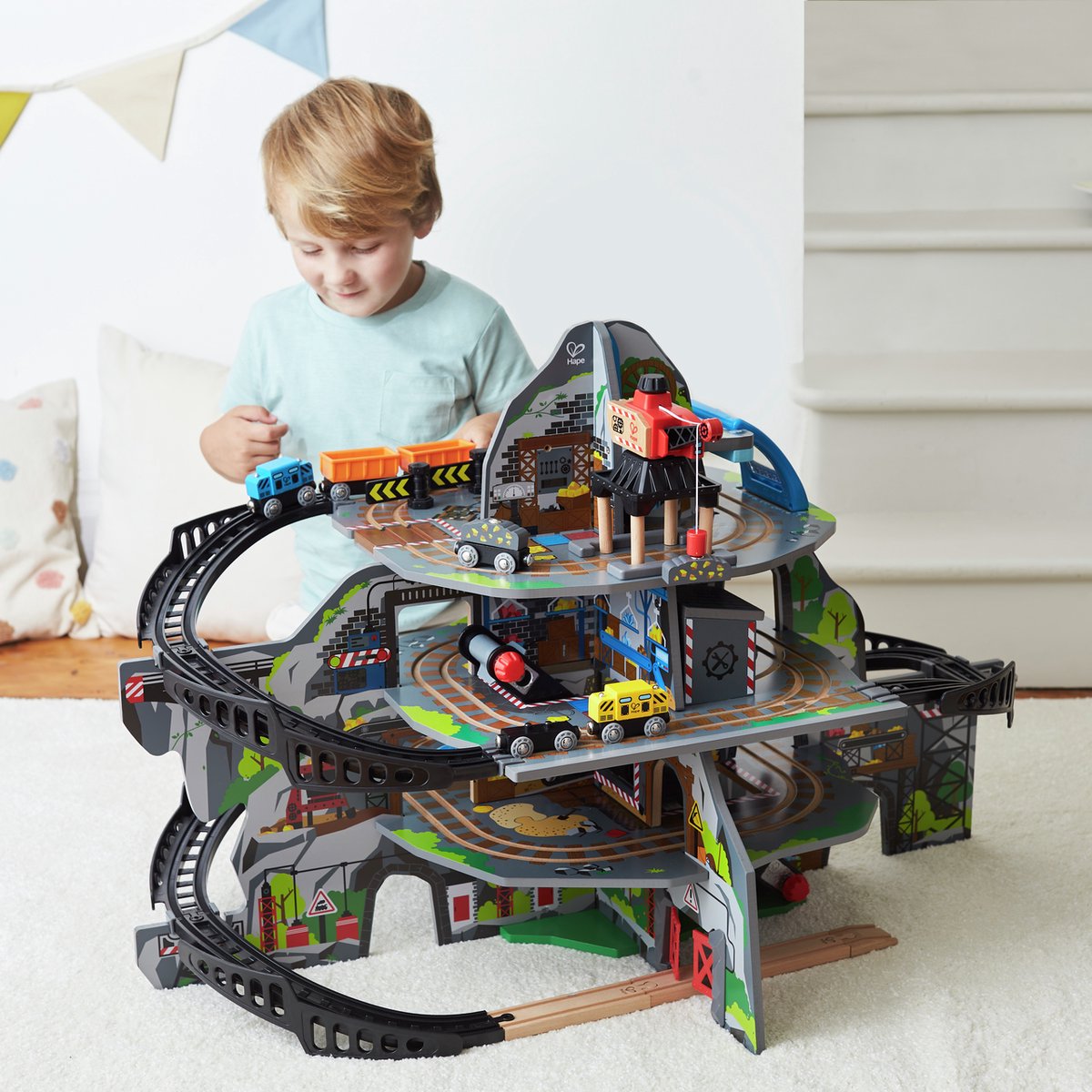 Hape Mighty Mountain Mine - Coffret de train en bois avec grue et rail en spirale, 34 pièces, 3+