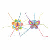 Goki tricotant une fleur et tricotant un papillon