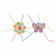Goki tricotant une fleur et tricotant un papillon