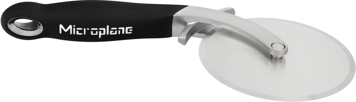 Coupe-pizza Microplane pro - noir - avec pique à pâte