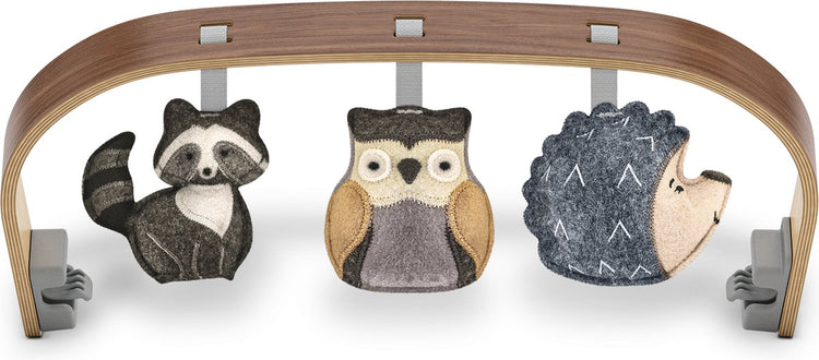 Uppababy - jouez au plaisir de la forêt d'arches pour Mira - chaise à bascule - support en bois de noyer avec des formes en bois colorées avec texture