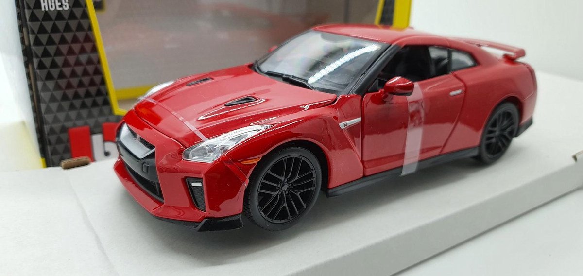 Bburago Nissan GT-R rouge 2017 1:24
