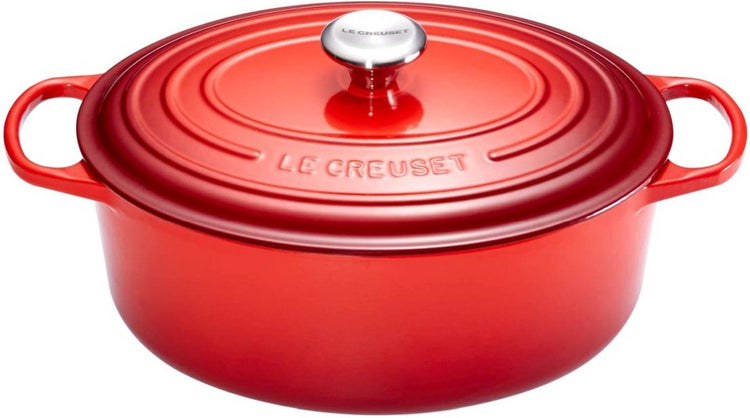 Cocotte signature Le Creuset ovale rouge cerise - ø 33 cm 7,5 litres - grande cocotte en fonte - émail rouge classique - pour les grands plats familiaux, rôtis et mijotés - tous feux dont induction - design français intemporel