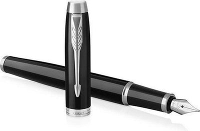 Parker dans un stylo plume | peinture noire avec détails chromés | plume fine avec recharge bleue | coffret cadeau