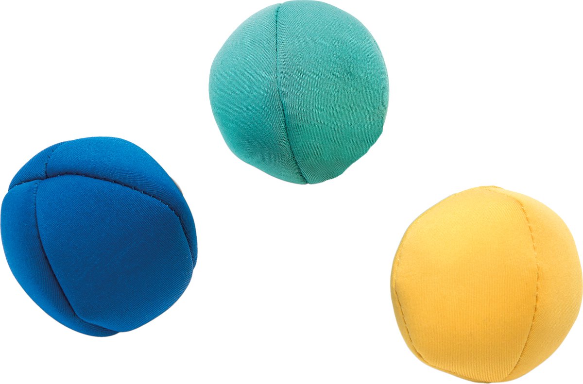 BS Toys jonglant avec des balles, 3e.