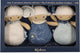 Kaloo doux sommeil - 3 doudou moutons - trois attache-sucettes moutons, chacun avec sa particularité et sa couleur, pour que bébé puisse l'utiliser comme doudou, mais la tétine peut également être attachée au ruban fin