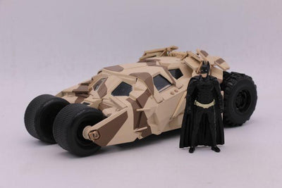 Jada Toys Batman The Dark Knight Modèle moulé sous pression 1 24 2008 Batmobile Camo avec figurine
