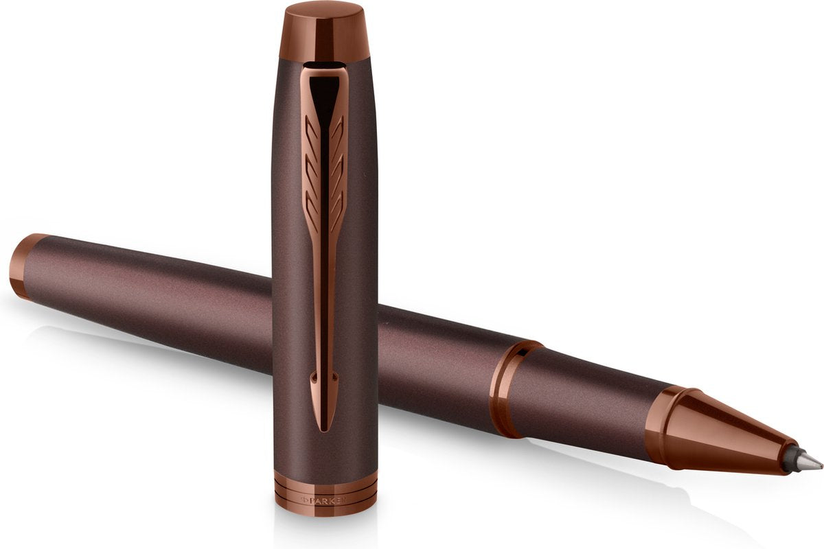 Parker dans un stylo roller monochrome | encre noire | finition et détails bordeaux | point fin | avec coffret cadeau